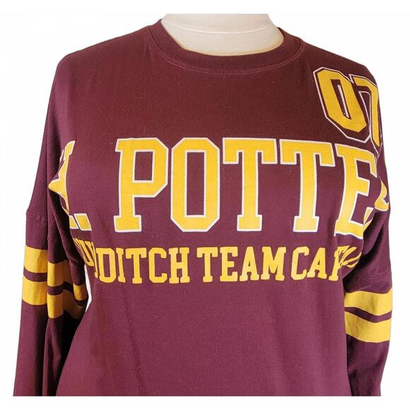 Wizarding World Gryffindor Quidditch Team Captain Women's Tshirt XL - Picture 2 of 6